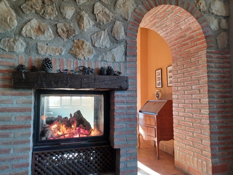 Chimenea bifrontal entre el comedor y el salón