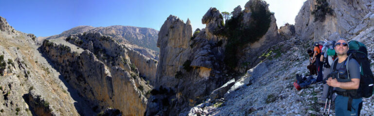 Senderistas entre rocas en la sierra